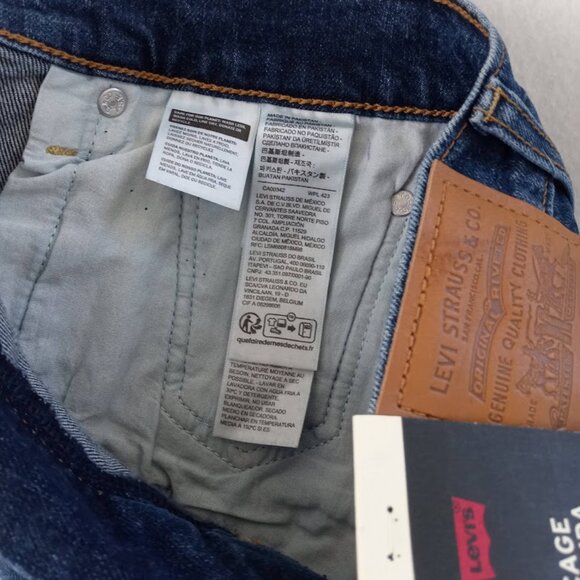 NWT Levi's Ribcage Bermuda Shorts Size 31 Medium Wash - Picture 9 of 10